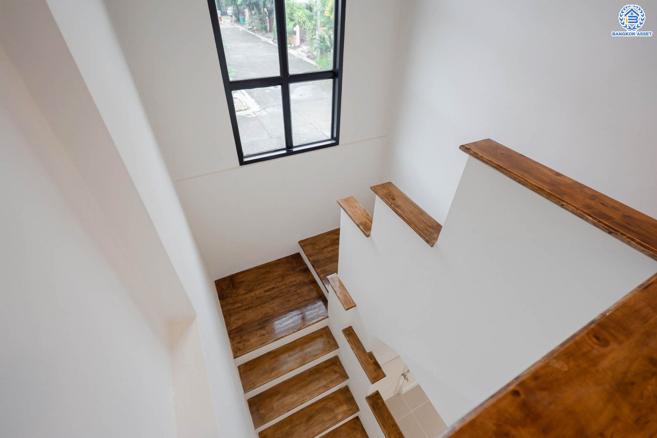 บ้านมือสองตกแต่งใหม่ ม.สัณห์ติสุข สรงประภา บ้านแฝดหลังมุม เนื้อที่ถึง 51.8 ตร.ว. ฟังก์ชัน 3 ห้องนอน 2 ห้องน้ำ 1 ห้องอเนกประสงค์ จอดรถได้ 2 คัน บนทำเลศักยภาพ เชื่อมต่อหลายเส้นทาง ใกล้ทางด่วน "ศรีรัช" และโรบินสัน ศรีสมาน